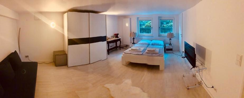 Souterrain Mit Separatem Eingang Und Bad Privatunterkunft *